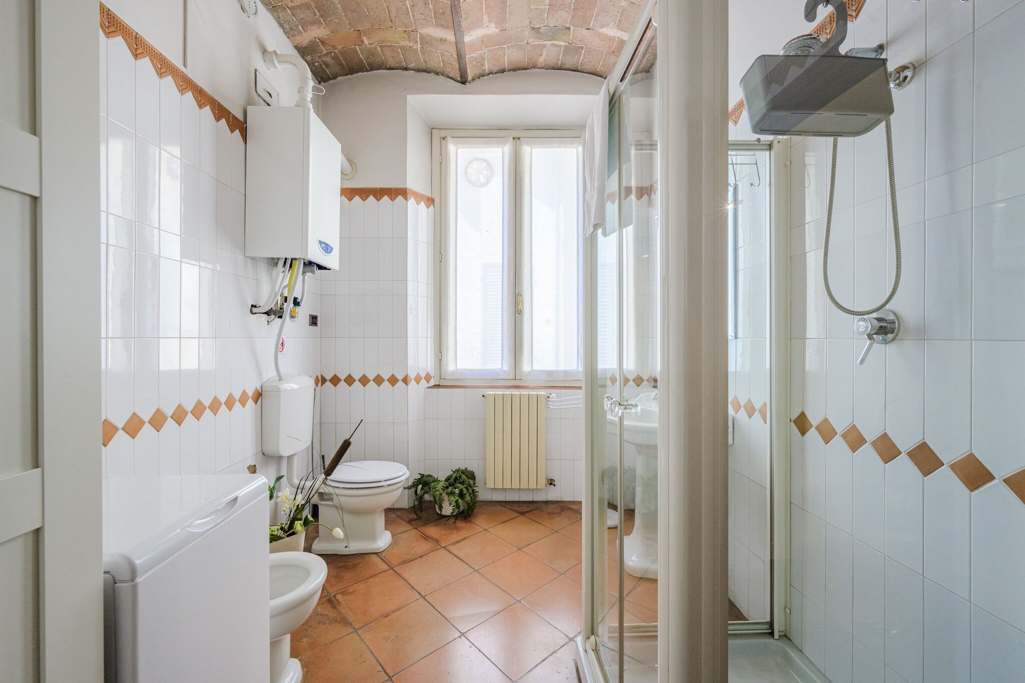 Il bagno dell'appartamento, con la cabina doccia