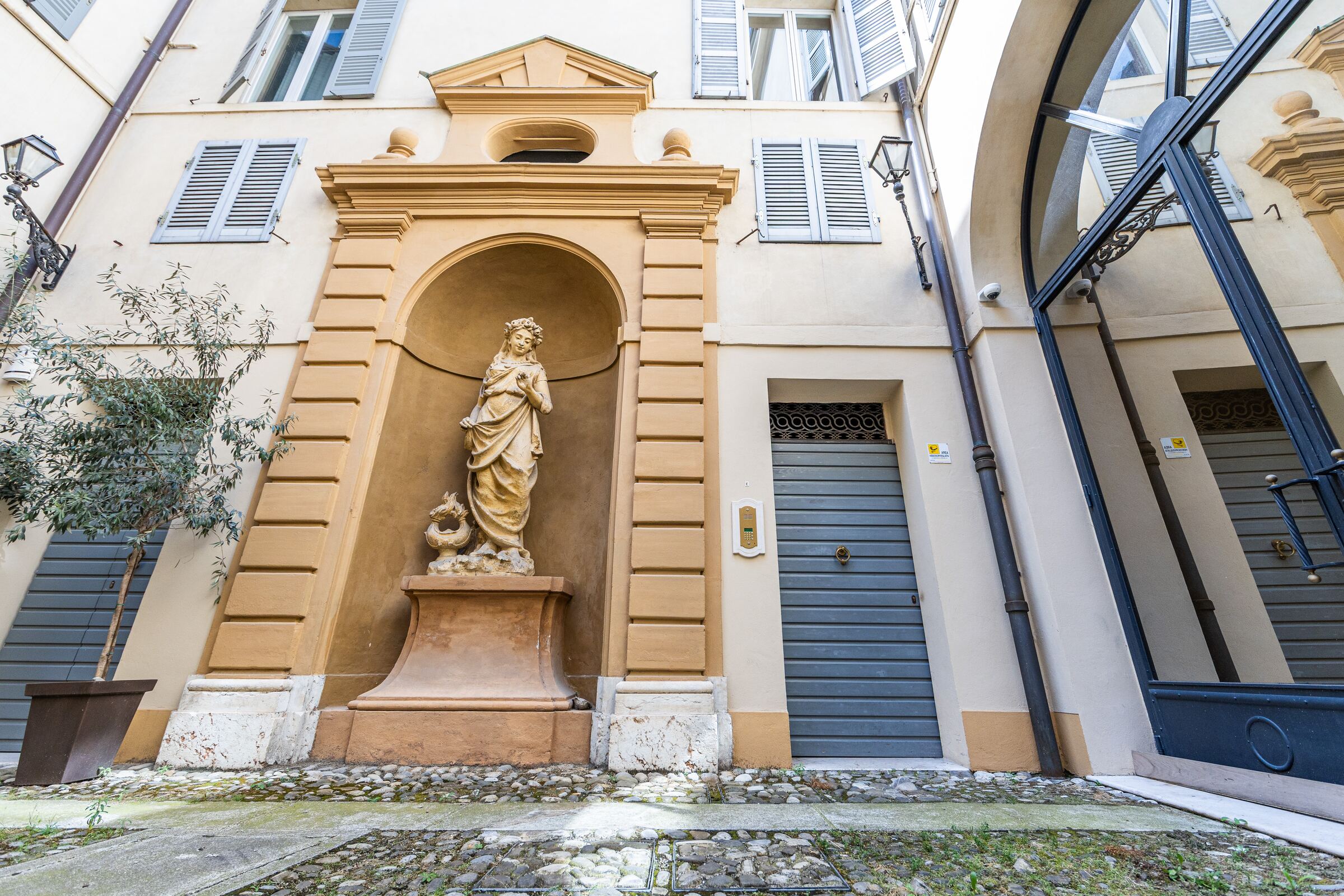 Il cortile di Palazzo Montecuccoli, con la statua nella nicchia