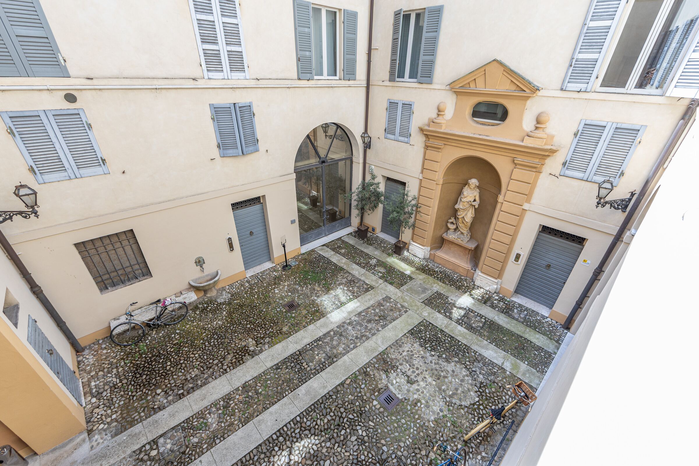 Il cortile di Palazzo Montecuccoli visto da una finestra dell'appartamento