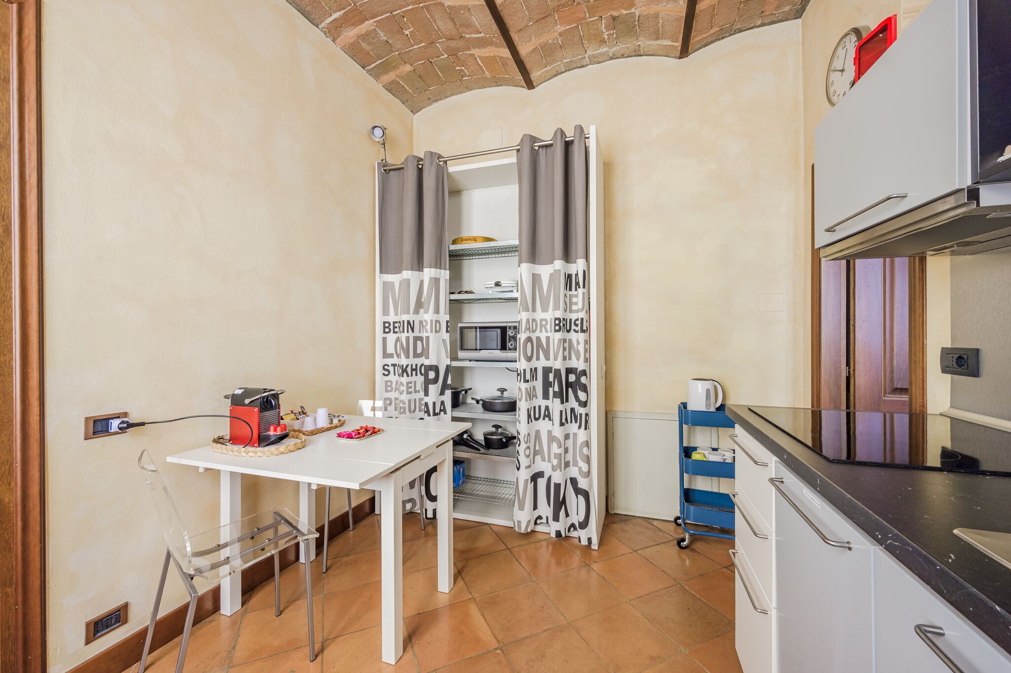 Il tavolino della cucina e gli scaffali con le stoviglie