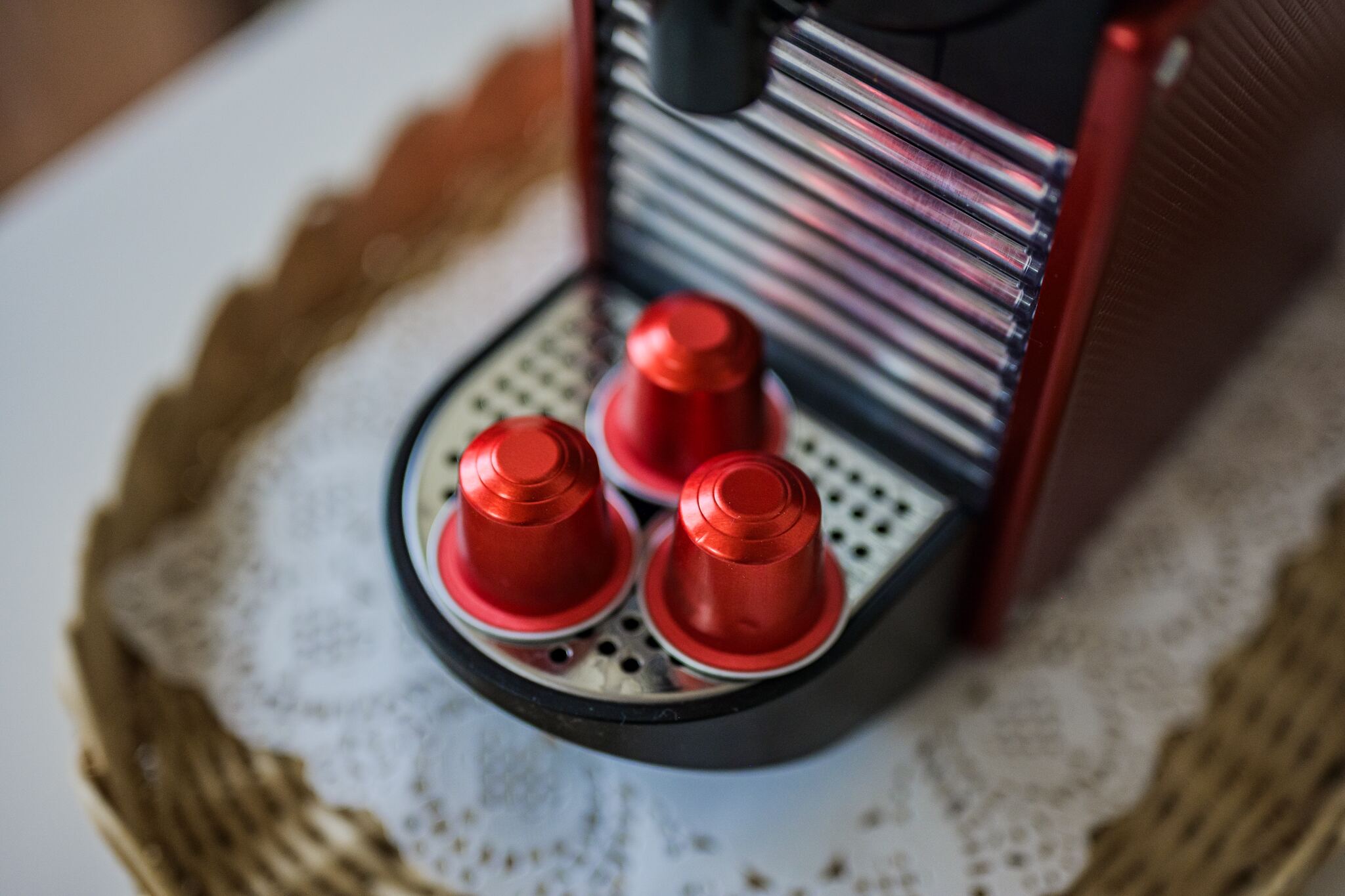 La macchina Nespresso con le capsule, in cucina