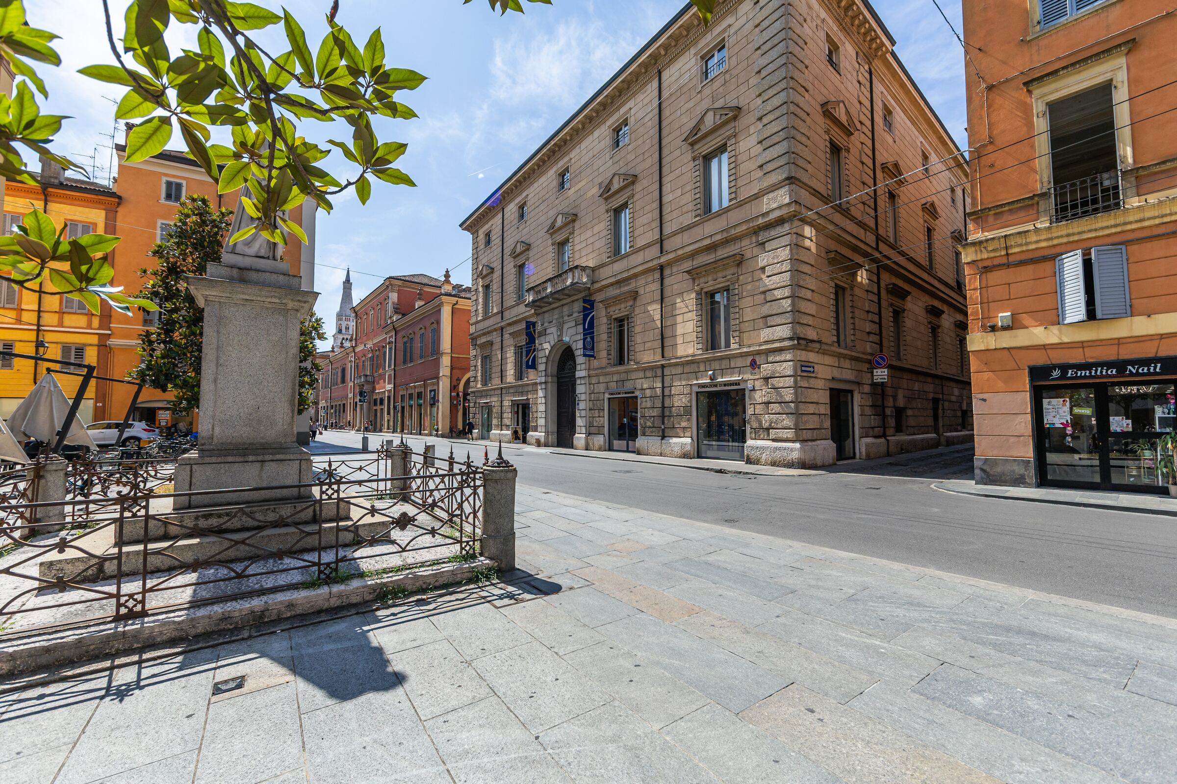 Palazzo Montecuccoli sulla Via Emilia, con la Ghirlandina in fondo alla strada