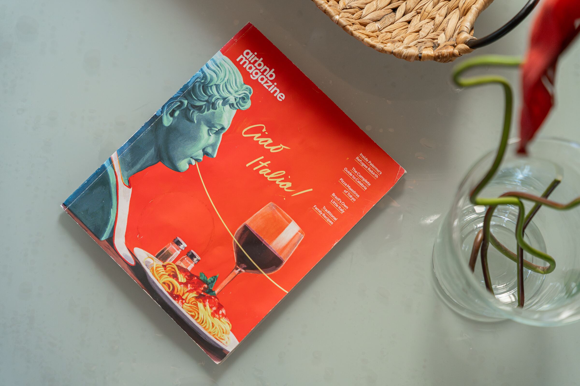 Un dettaglio del soggiorno: un libro e un vaso di fiori sul tavolino
