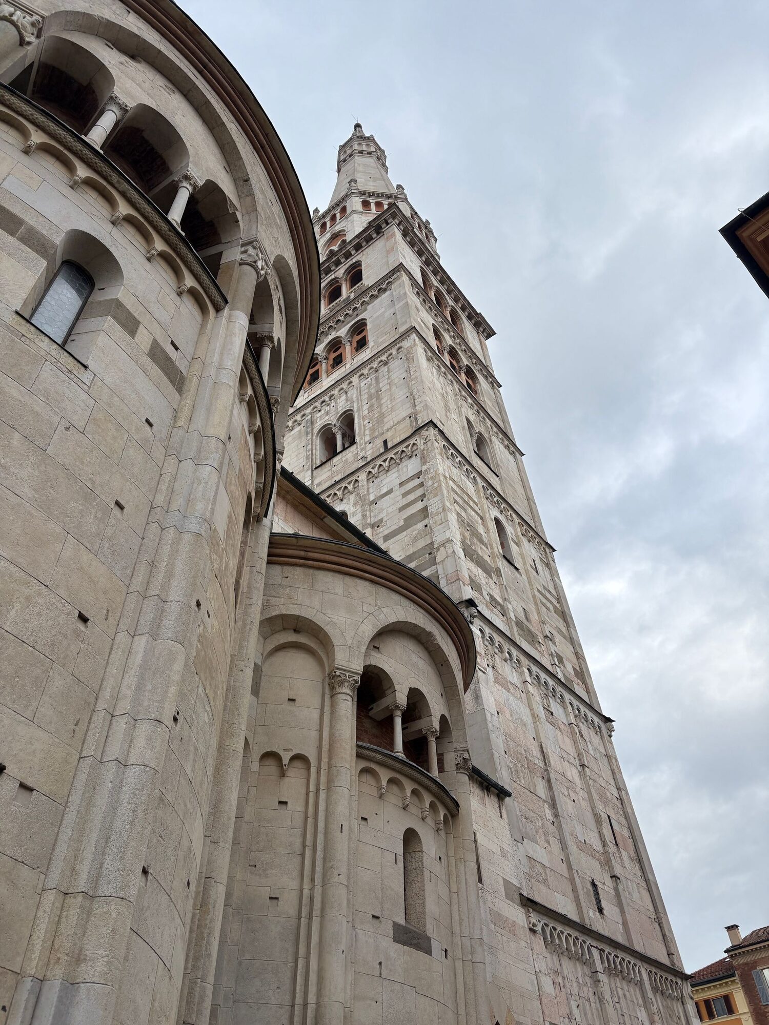 La Ghirlandina, la torre del Duomo di Modena, contro il cielo chiaro